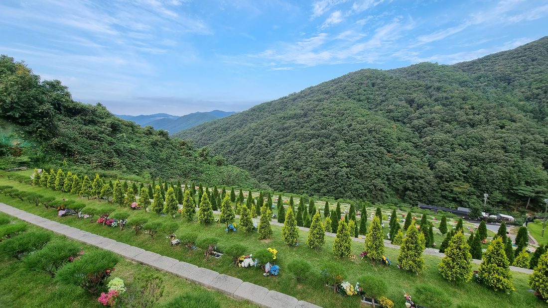 산자락에 조성된 묘역