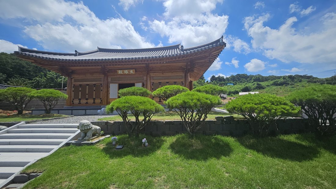 한옥 건물과 조경